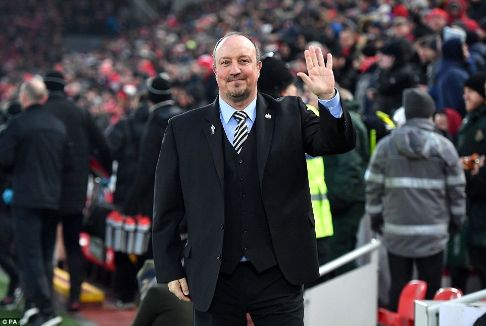 HLV Rafa Benitez vẫn nhận được sự chào đón nồng nhiệt trong lần trở lại sân Anfield này. Ảnh: PA.