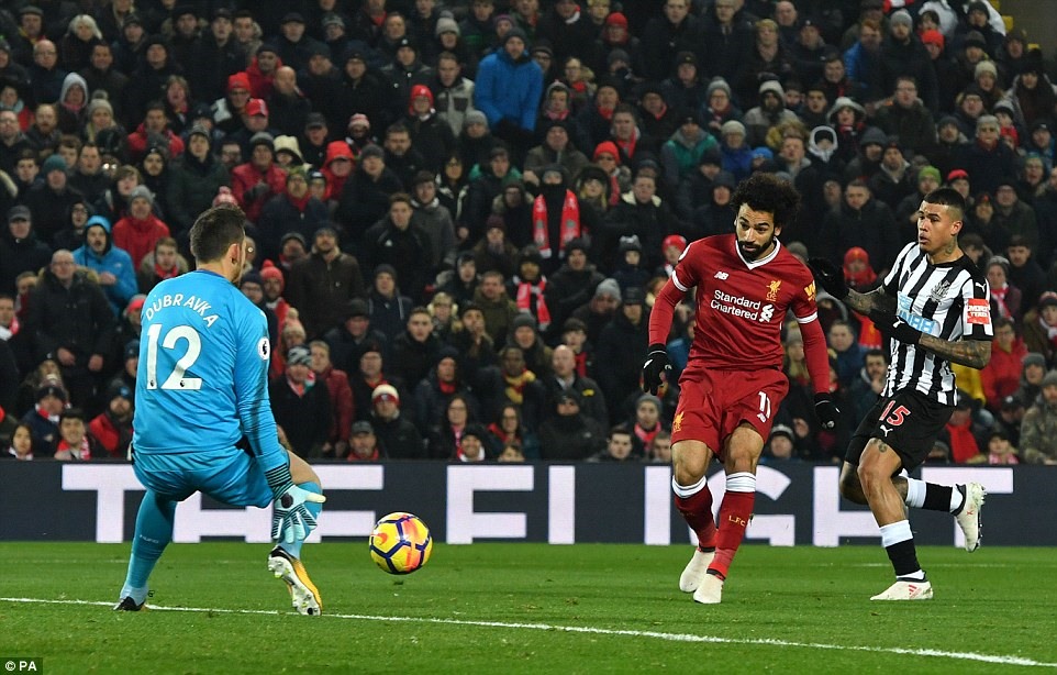 Salah (áo đỏ) không mắc sai lầm nào trong bàn mở tỷ số. Ảnh: Getty Images.