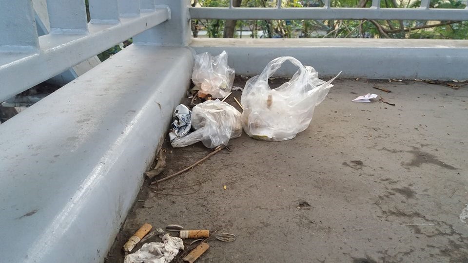 Tại cầu bộ hành Tây Sơn đối diện trường Đại Học Công Đoàn, trên cầu xuất hiện tình trạng mất vệ sinh, rác thải bừa bãi, nước ngập úng...