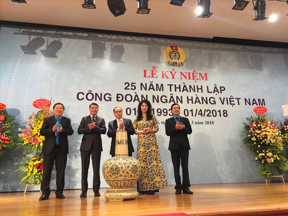Thống đốc Ngân hàng Nhà nước Việt Nam Lê Minh Hưng (thứ hai từ trái sang) tặng quà lưu niệm cho Công đoàn Ngân hàng Việt Nam. Ảnh: H.A