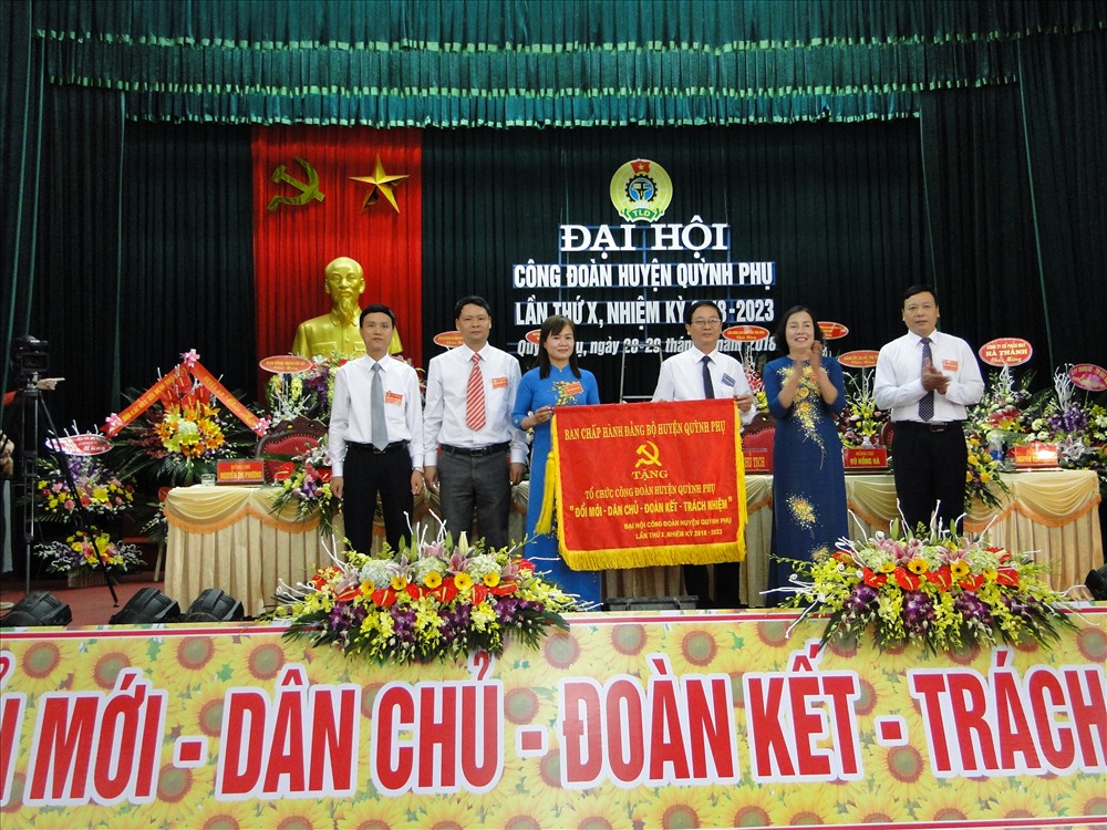Lãnh đạo huyện Quỳnh Phụ tặng bức trướng cho tổ chức CĐ huyện Quỳnh Phụ với nội dung “Đổi mới - Dân chủ - Đoàn kết - Trách nhiệm“.