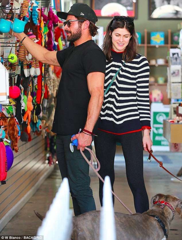 Cả hai đều dắt theo thú cưng của mình đến mua sắm tại một cửa hàng ở L.A.