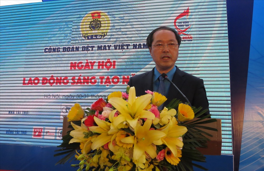 Ông Lê Nho Thướng - Chủ tịch CĐ Dệt May VN phát biểu khai mạc ngày hội. Ảnh: Xuân Trường