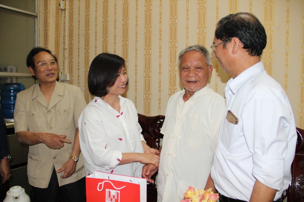 Đồng chí Nguyễn Thị Thủy Lệ - Chủ tịch CĐXDVN-  thăm, tặng quà gia đình cán bộ, công nhân viên của Tổng công ty Sông Đà. 