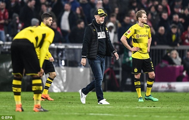Sự thất vọng của tập thể Dortmund sau trận. Ảnh: EPA.