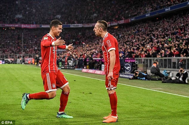 Ribery (phải) cũng góp 1 bàn trong trận cầu này. Ảnh: Reuters.