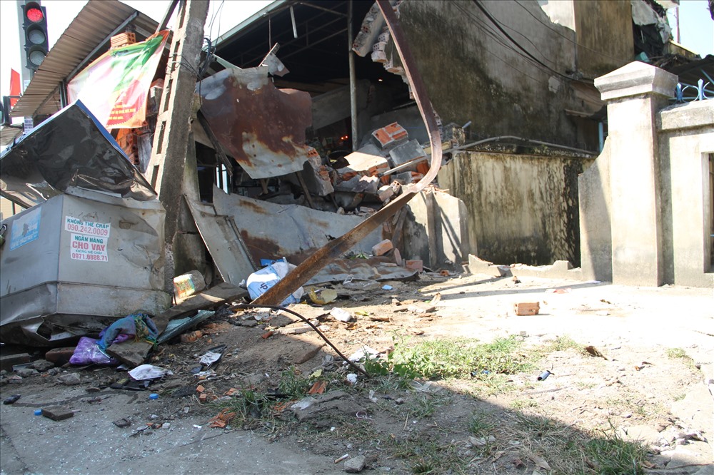 Tiệm tạp hóa của bà Trần Thị Lạc bị tông đổ sập hoàn toàn.