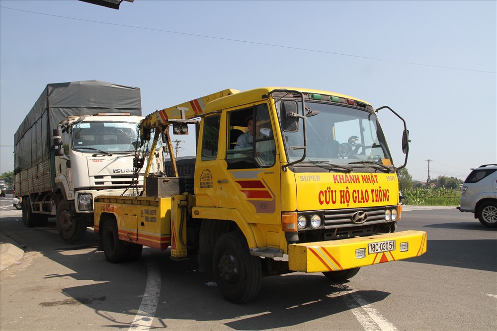 Xe tải gây tai nạn nhanh chóng được duy chuyển đi để giao thông khu vực được điều tiết, và điều tra.