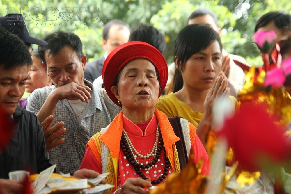  Hàng nghìn người hành hương về đây để xin lộc, “vay vốn“. Tuy nhiên, nhiều người không cầu trực tiếp mà thông qua những người “khấn thuê, lễ mướn“.