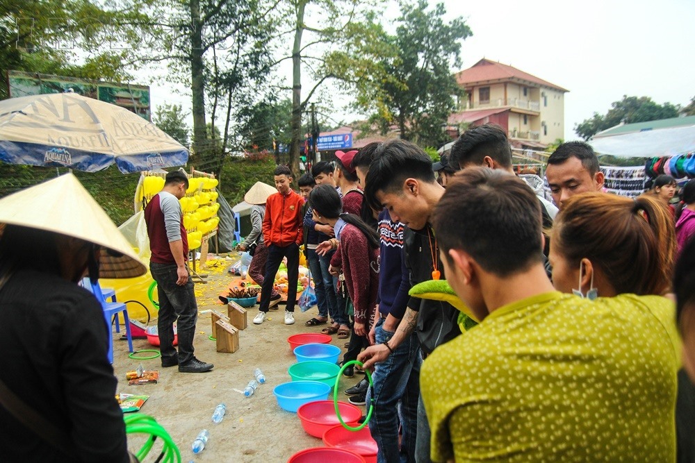 Lễ hội Tây Thiên có nhiều trò chơi dân gian. Tuy nhiên, một số khu vực vẫn có người tập trung chơi tôm cua cá ăn tiền. Ảnh: Cường Ngô