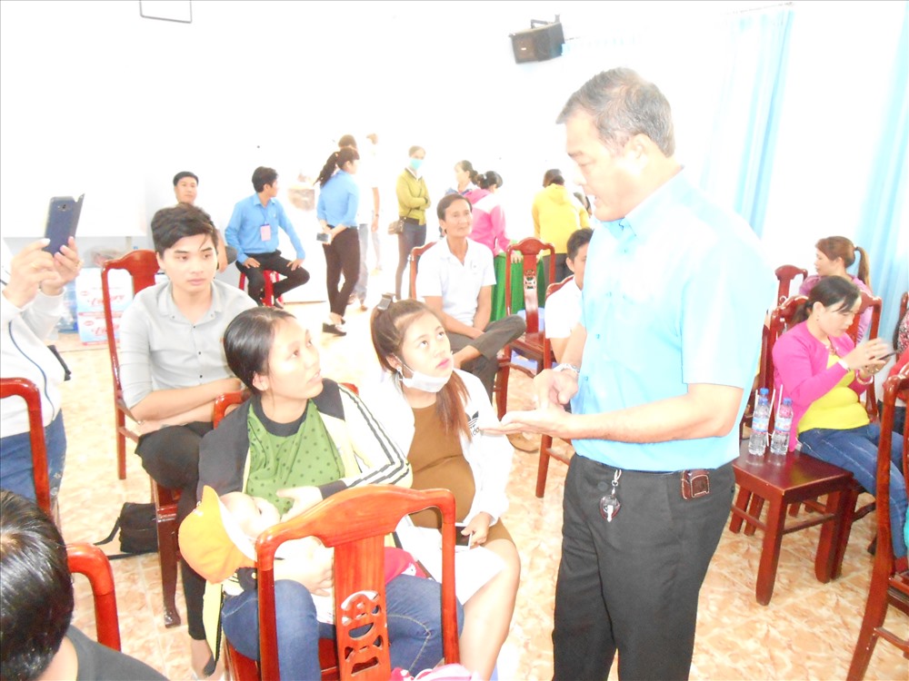 Chủ tịch LĐLĐ tỉnh Bình Phước Nguyễn Hồng Trà xuống tận nơi hỏi thăm nữ công nhân có con nhỏ và một nữ công nhân khác đang trong thời kỳ thai sản. Ảnh: C.H
