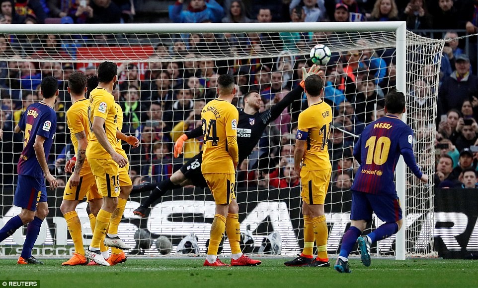 Thủ môn Jan Oblak (áo đen) bất lực với cú đá phạt của Messi. Ảnh: Reuters.