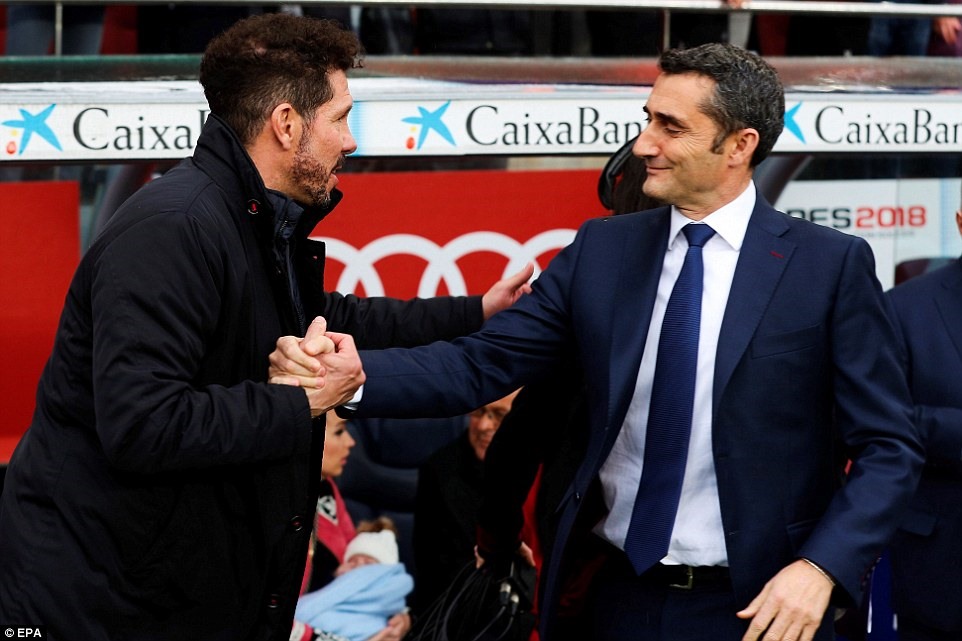 HLV Simeone (trái) và HLV Valverde (phải) bắt tay nhau trước giờ bóng lăn. Ảnh: Reuters.