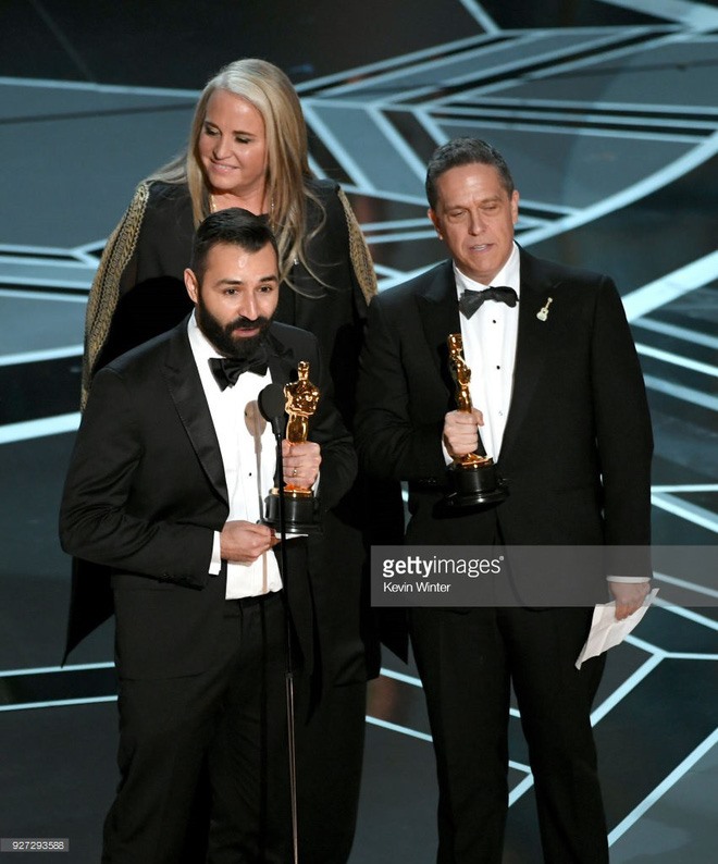 Bộ 3 nhà làm phim “Coco” - Adrian Molina, Darla K. Anderson và Lee Unkrich trên sân khấu nhận giải Oscar lần thứ 90