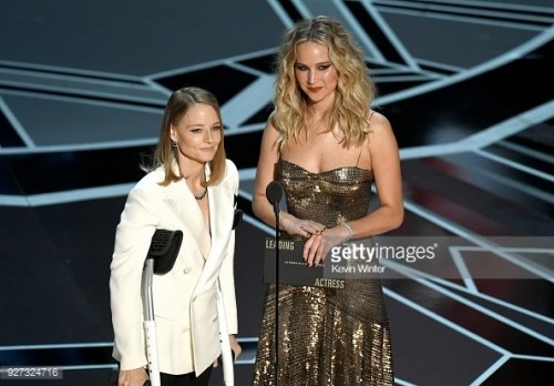 Jodie Foster (trái) and Jennifer Lawrence công bố kết quả “Nữ diễn viên xuất sắc” 