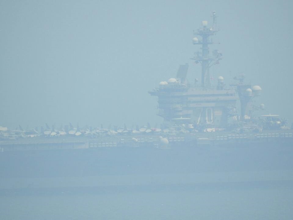 Tàu sân bay USS Carl Vinson có chiều dài 332,8 m, chiều rộng 76,8 m, tốc độ 30 hải lý. Ảnh: Lê Phước Chín. 
