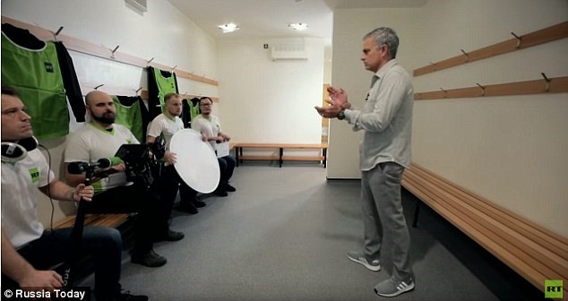 Mourinho cùng các nhà sản xuất chương trình của kênh Russia Today (RT). Ảnh: RT.