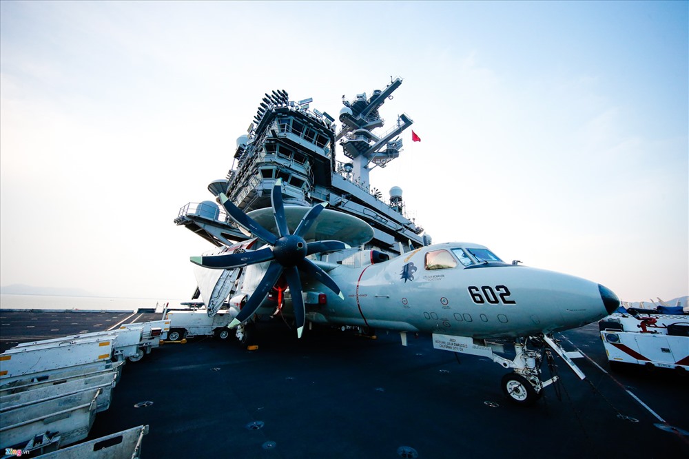 USS Carl Vinson được ví như một “pháo đài di động” trên biển với những hoạt động liên tục nhằm đảm bảo tính sẵn sàng chiến đấu. Mỗi ngày, các máy bay chiến đấu đều cất cánh thực hiện những vụ tuần tra trên các vùng biển xung quanh. Mỗi lần bay có thể kéo dài khoảng 3 giờ. “Nếu có ngày làm việc dưới 12-14 tiếng thì đó thực sự là một ngày hiếm hoi“, một phi công từng chia sẻ trên trang GMA Network.