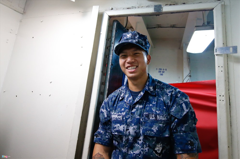 Paul Nguyen, chàng trai gốc Việt, là một thành viên của thủy thủ đoàn tàu USS Carl Vinson. Chia sẻ với phóng viên Zing.vn, Paul cho biết cha mẹ anh đều là người Việt, quê ở Cà Mau. Anh sinh năm 1994, từng về Việt Nam một lần năm 2010.