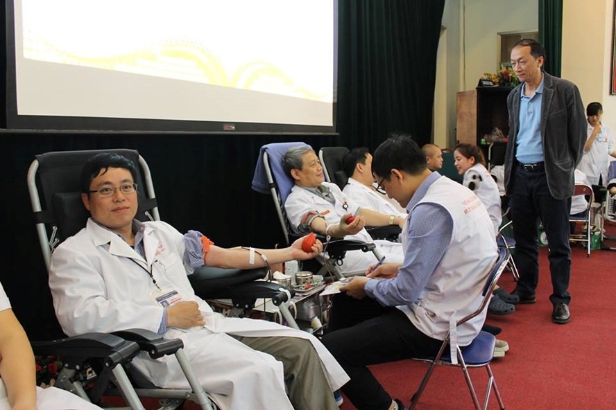 Các bác sỹ viện E tham gia hiến máu ở Lễ hội Xuân Hồng 2017. Ảnh: Thùy Linh