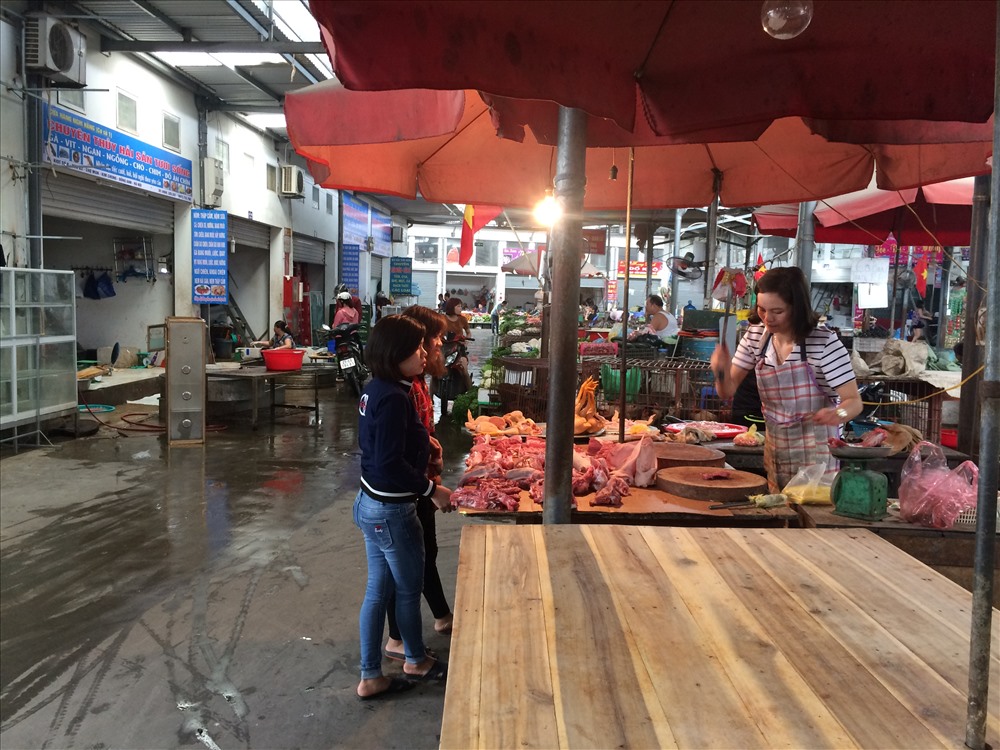 Nhiều nữ CN cũng tranh thủ ghé qua chợ mua thịt lợn cho bữa ăn trưa. 