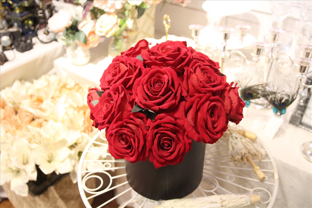 Bên cạnh những bó hoa tươi, hoa lụa cũng được nhiều khách hàng lựa chọn làm quà tặng bởi để được lâu và có thể làm đồ trang trí 