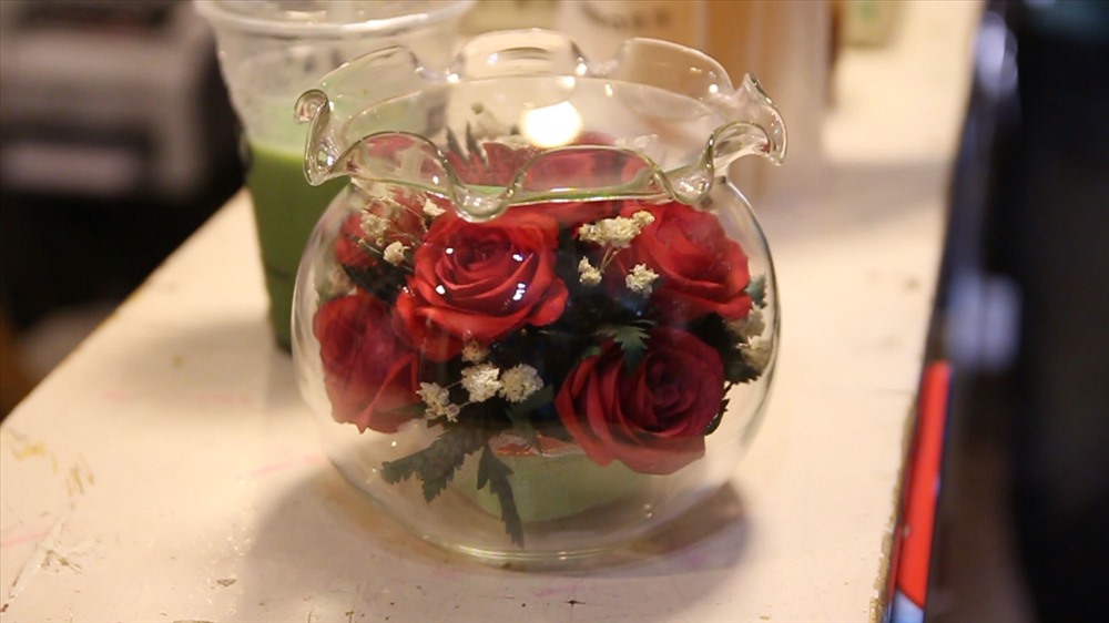 Vốn là hoa tươi được đặt trong bình hút chân không, hoa hồng bất tử có thể giữ được từ 5 - 10 năm không phai. 