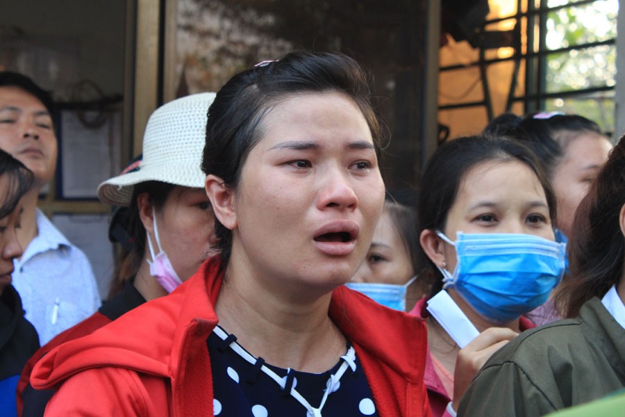 Chị Trần Thị Nhung (quê Ninh Bình) đã làm cho Cty Texwell Vina được hơn 4 năm và hiện đang mang thai tháng thứ 8, phải đi ở trọ - khóc nức nở với tổ công tác.