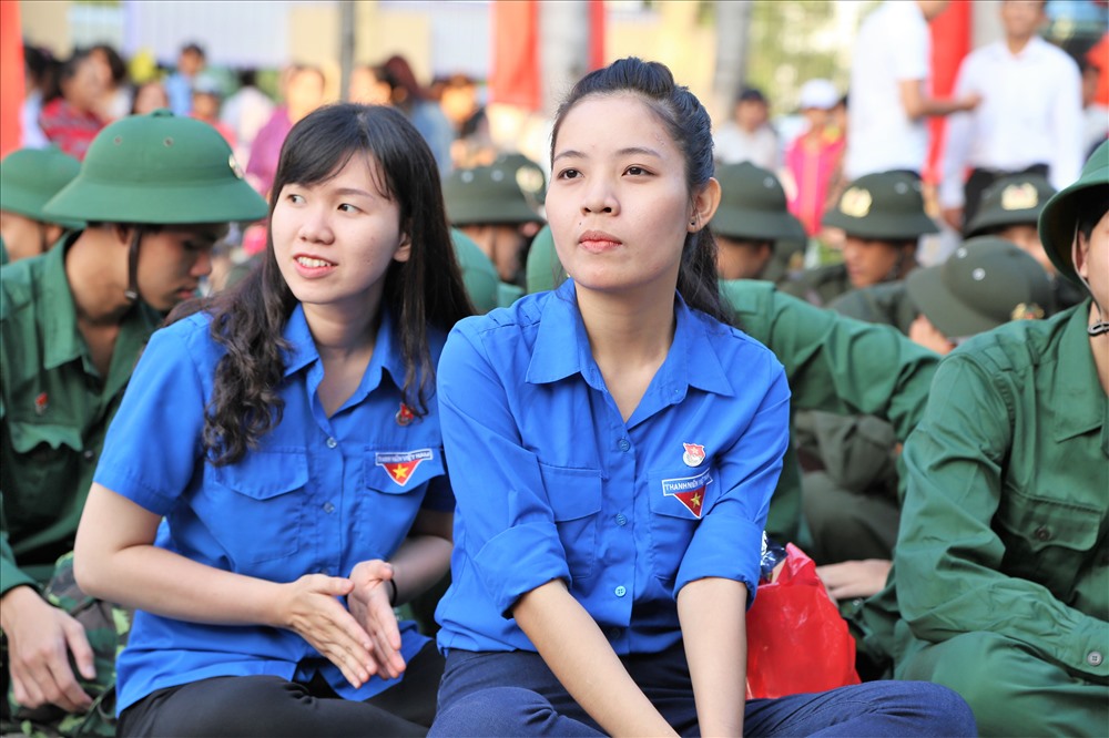 Trong đoàn tân binh đó có 2 bóng hồng là em Chu Phương Thảo (bên phải - SN 1994, ngụ huyện Hóc Môn) và em Nguyễn Thị Hồng Trang (SN 1995, ngụ quận Gò Vấp). Ảnh: Trường Sơn