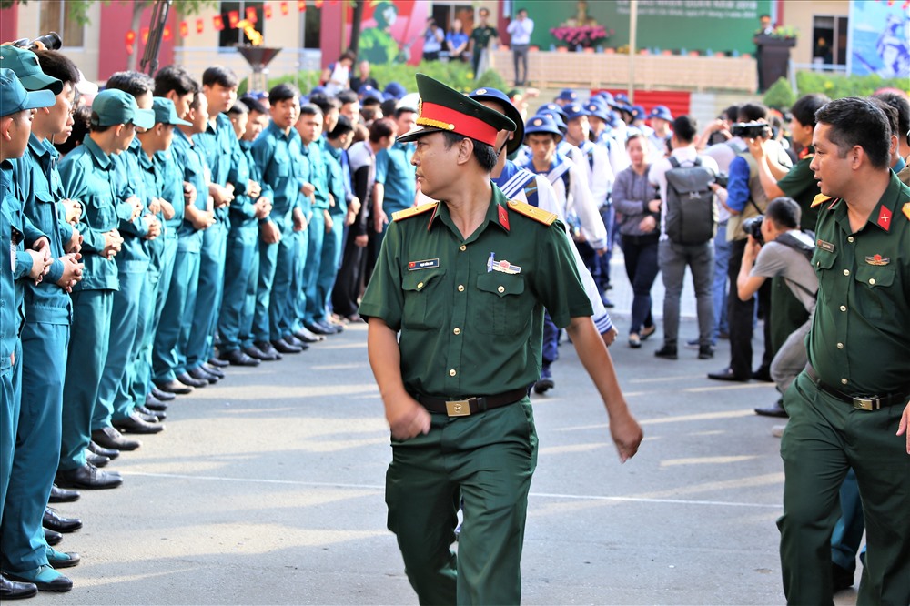 Hơn 300 tân binh được dẫn ra đoàn xe chờ sẵn trên đường Đồng Văn Cống để vè đơn vị, chính thức bước vào môi trường quân đội. Ảnh: Trường Sơn