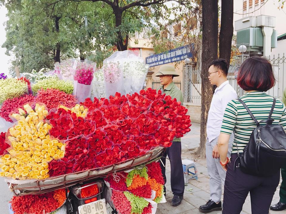 Chủ gánh hoa cho biết hoa hồng ngày thường chỉ 5.000 đồng/ bông thì tới cận ngày 8.3, giá hoa tăng nhẹ lên 8.000 - 10.000 đồng/ bông 