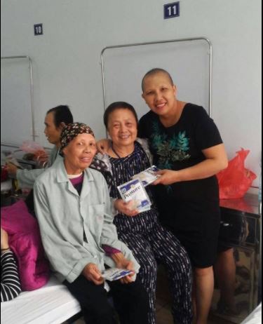 Chị Trần Thị Cẩm Bào chia sẻ với bệnh nhân ung thư. Ảnh: NVCC