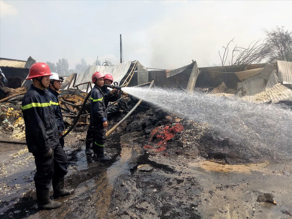 Đến 13h, đám cháy đã được dập tắt nhưng hàng trăm m2 nhà xưởng và tài sản bên trong đã bị thiêu rụi. Ảnh: T.S