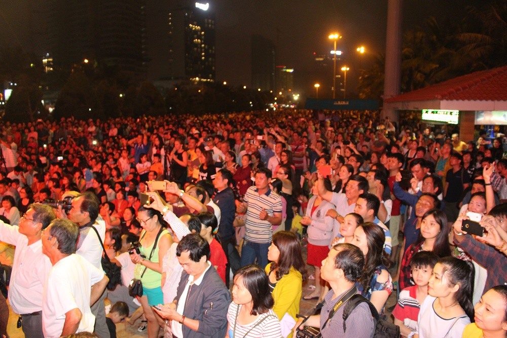 Hàng ngàn người kéo về công viên Biển Đông xem và cổ vũ nồng nhiệt. Ảnh: N. Trâm