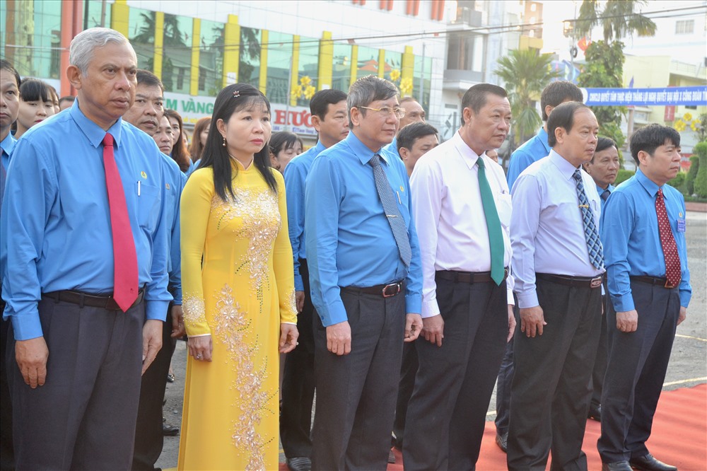 Phó Chủ tịch Thường trực Tổng LĐLĐ Việt Nam Trần Thanh Hải (thứ 3 từ trái sang) tại buổi lễ Dâng hoa tại Tượng đài Bác Tôn. (Ảnh: Lục Tùng)