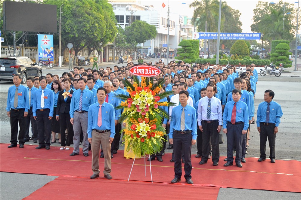 Đoàn đại biểu, khách mời dự Đại hội X Công đoàn An Giang trước giờ dâng hoa. (Ảnh: Lục Tùng)