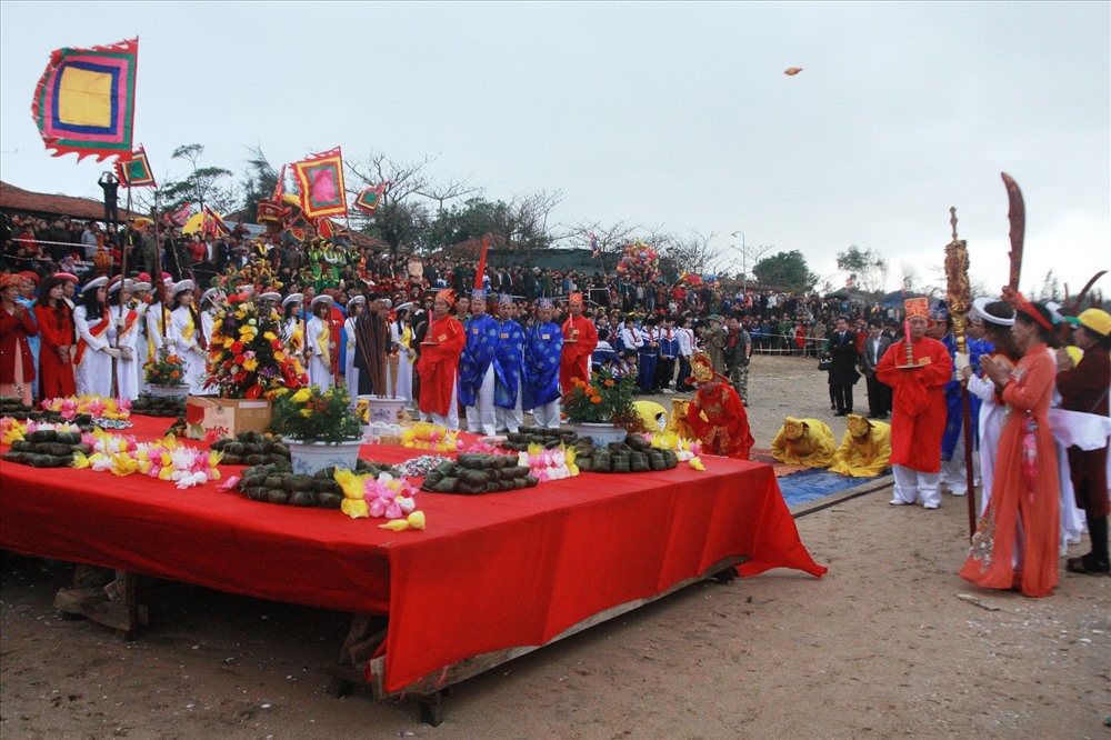 Đến sáng sớm 8.3, Hàng nghìn người dân đã tập trung về bãi biển Quỳnh Phương, thị xã Hoàng Mai để xem lễ cúng tế và cầu xin lộc may mắn. ảnh:HQ