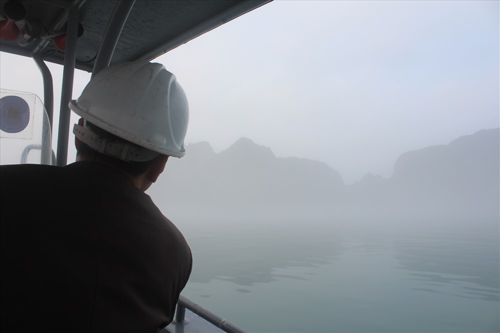 Sương mù dày đặc, cản trở tầm nhìn của các lái tàu. Ảnh: Nguyễn Hùng