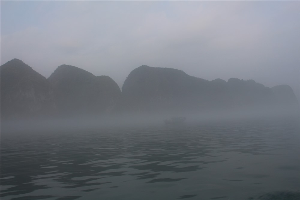 Những dãy núi đá sừng sững giữa vịnh chìm trong sương mù. Ảnh: Nguyễn Hùng