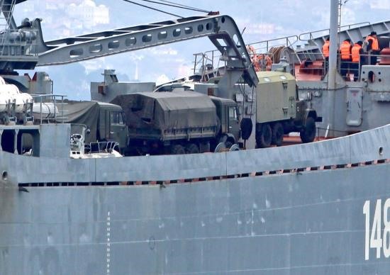Tàu Nga chất đầy xe quân sự trên boong.