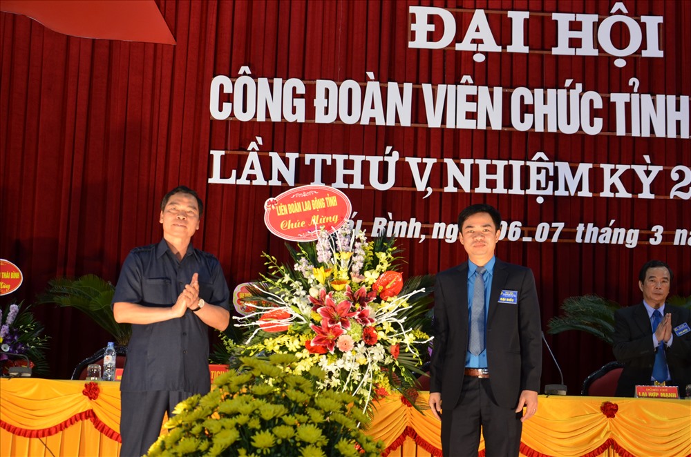 Lãnh đạo LĐLĐ tỉnh Thái Bình tặng hoa chúc mừng đại hội.