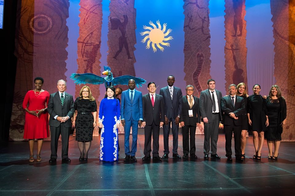 Bộ trưởng Bộ Y tế cùng một số đại diện các nước tại Hội nghị (Ảnh: BYT)