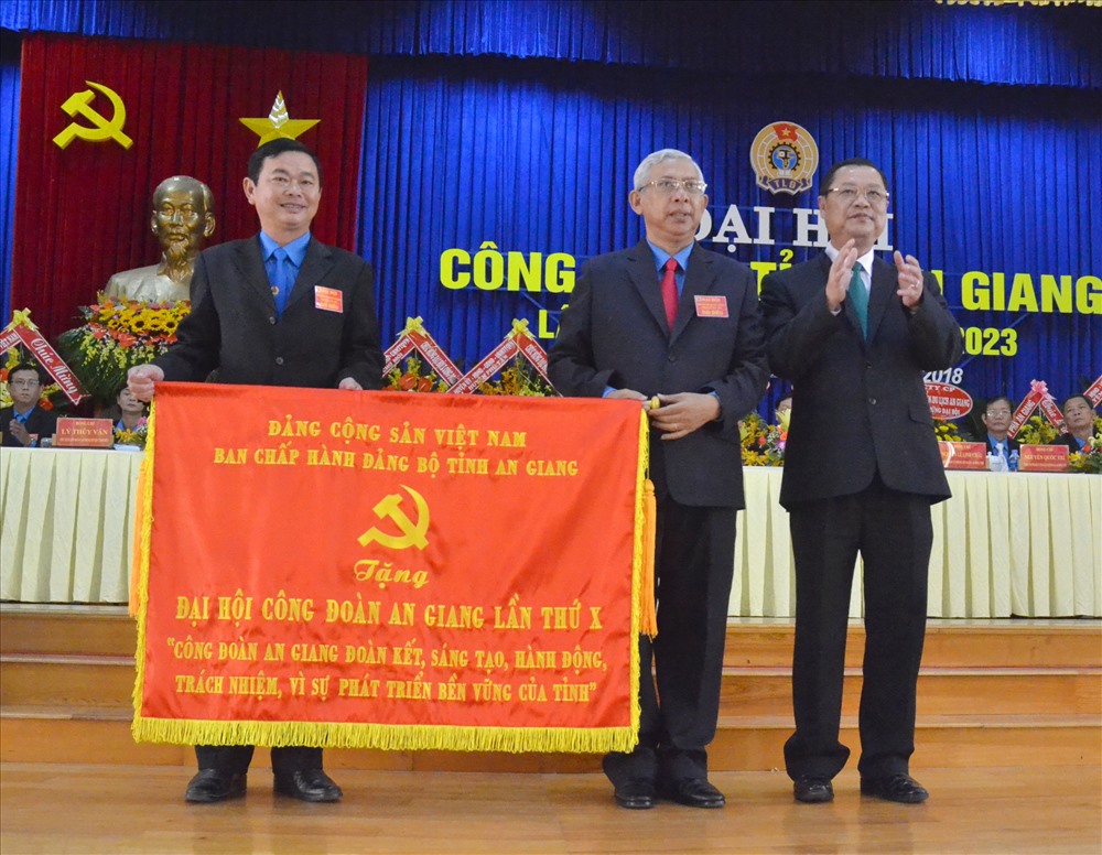 Phó Bí thư Thường trực Tỉnh ủy Võ Anh Kiệt (đầu tiên, bên phải ảnh) tặng bức trướng chúc mừng Đại hội. (Ảnh: Lục Tùng)