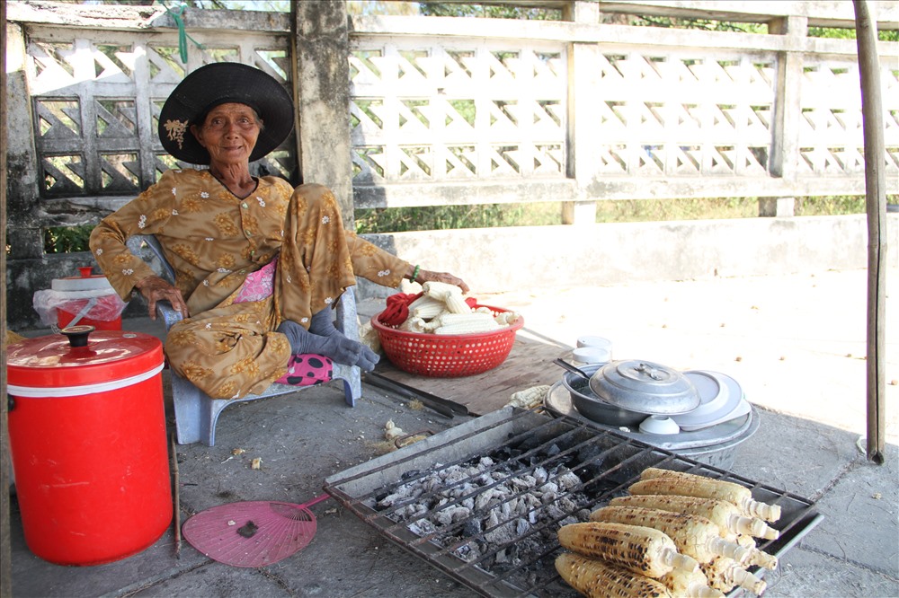 Bà Lê Thị Nửa (74 tuổi) hằng ngày vẫn miệt mài bên hàng bắp nướng của mình, không quản nắng mưa.