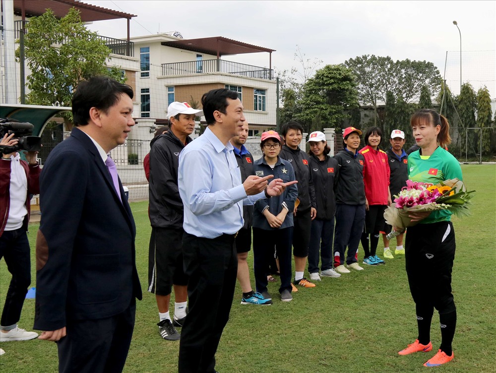 Phó Chủ tịch thường trực Trần Quốc Tuấn và Tổng thư ký Lê Hoài Anh đã trực tiếp ra sân gặp mặt và động viên các cầu thủ nữ. Ảnh: VFF