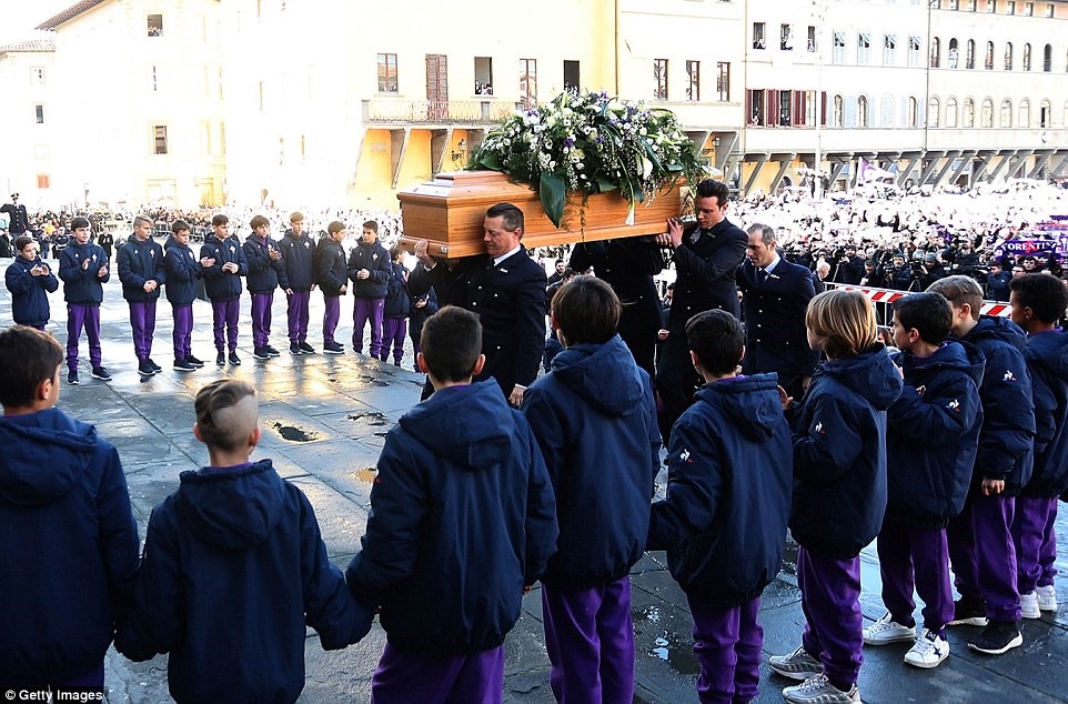 Linh cữu của đội trưởng Fiorentina được đưa vào bên trong nhà thờ. Ảnh: Getty.