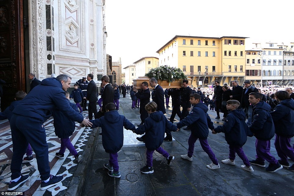 Các em nhỏ yêu mến CLB Fiorentina cũng đến tiễn đưa thần tượng. Ảnh: Reuters.