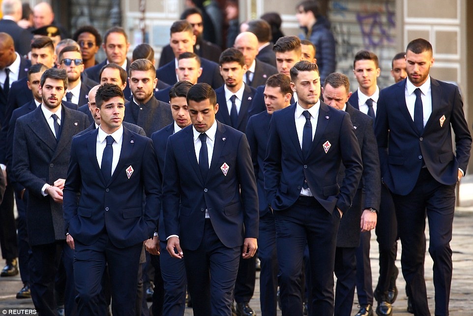 Những người đồng đội của Davide Astori tại CLB Fiorentina. Ảnh: Reuters.