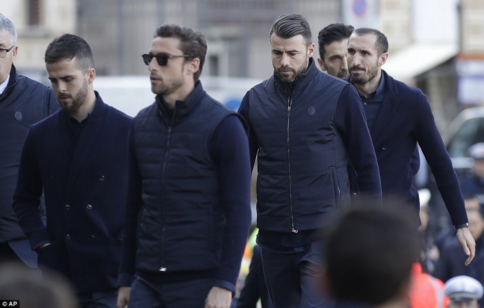Những người đồng đội của Buffon tại Juventus cũng đến tiễn đưa Astori. Ảnh: AP.