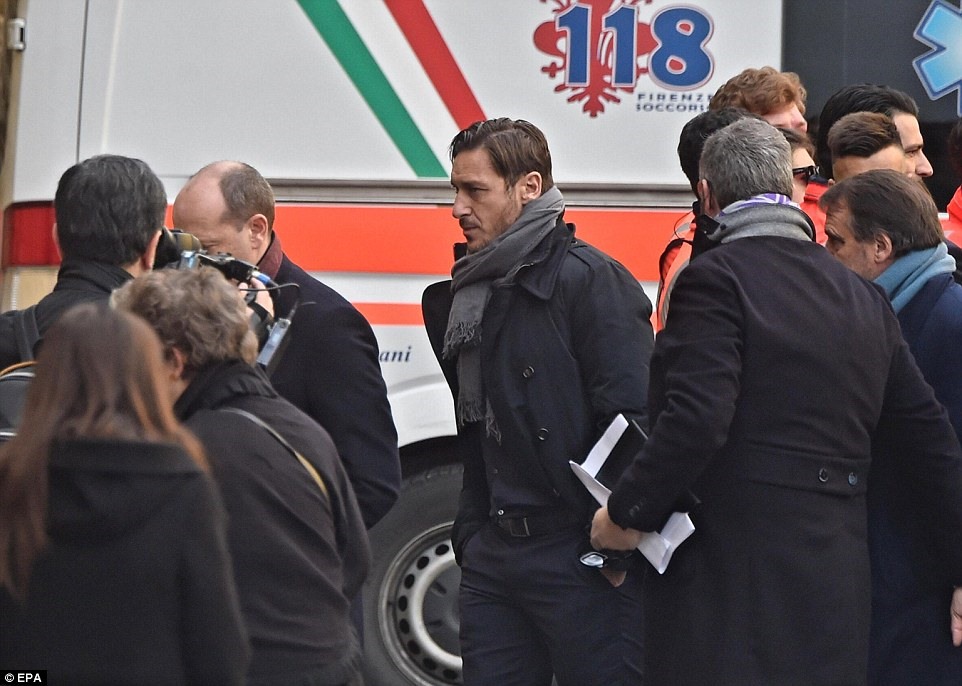 Huyền thoại Francesco Totti cũng đến dự lễ tang của Astori. Ảnh: EPA.